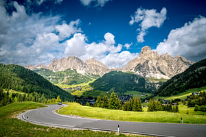 Blick auf Corvara und die Puez-Gruppe in den Dolomiten von Alta Badia während