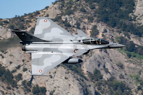 Le Rafale de l'armée de l'air du Qatar montre le bout de son nez dans une vallée grecque