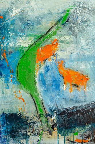 Zwei orange Kühe am grünen Fluss