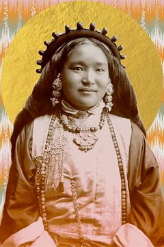 Vintage portret van Bhutanese vrouw in traditionele kleding. Moderne collage in goud, oranje en groe van Dina Dankers