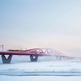 Spoorbrug in de winter van Ina Vrinssen