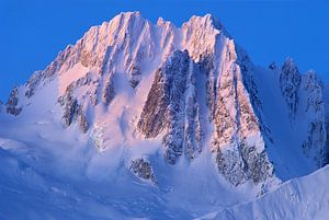 Die schneebedeckten Gipfel der Takhinsha Mountains in Alaska