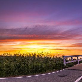 Brug bij de Noordermolen met zonsopkomst van peterheinspictures