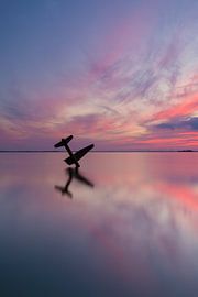 Denkmal für die Alliierten Flieger in Harderwijk: Heiteres Licht und rosa Himmel von KB Design & Photography (Karen Brouwer)