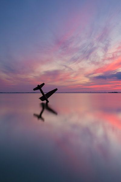 Denkmal für die Alliierten Flieger in Harderwijk: Heiteres Licht und rosa Himmel von KB Design & Photography (Karen Brouwer)