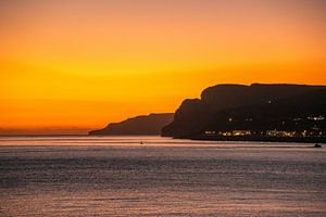 Zonsondergang aan de kust van Sesimbra bij Lissabon van Leo Schindzielorz