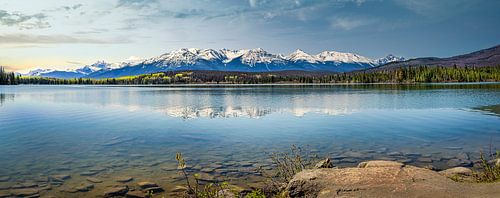 Panorama van een bergmeer op de grens van Canada en Alaska