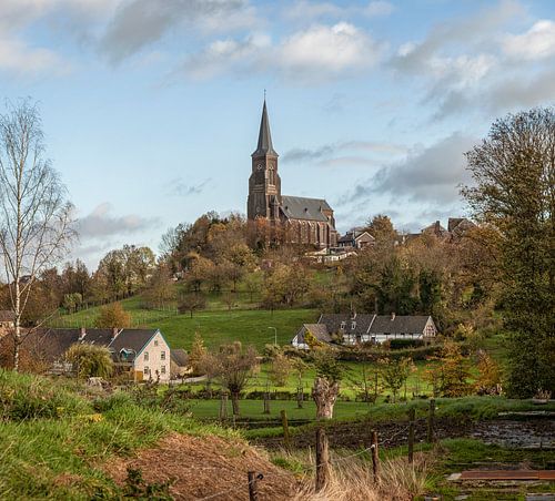 De Sint-Martinuskerk in Vijlen in herfstkleuren