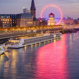 Riesenrad in der Düsseldorfer Altstadt am Abend von Michael Valjak
