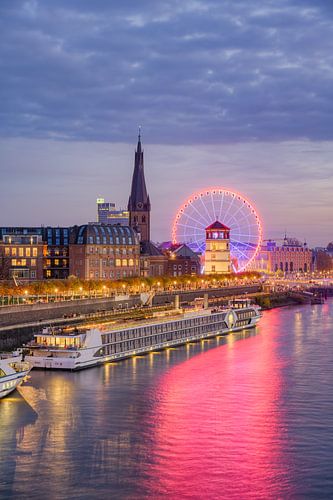 Riesenrad in der Düsseldorfer Altstadt am Abend