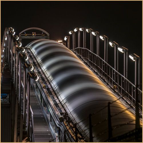 Energiecentrale bij nacht