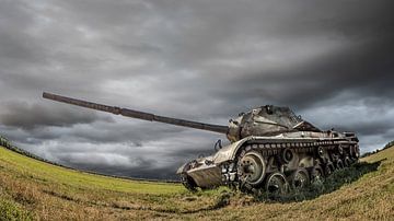 Oude tank op een veld