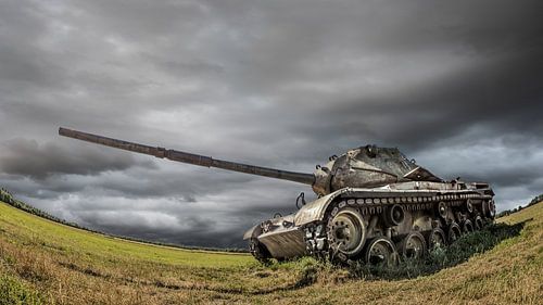 Alter Panzer auf einem Feld