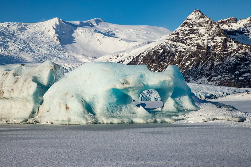 Jökulsárlón and Diamond Beach, landscape Iceland. by Gert Hilbink