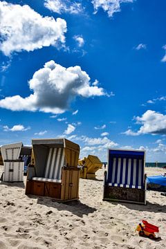 Zandstrand met strandstoelen en helderblauwe bewolkte hemel van Stefan Kreisköther
