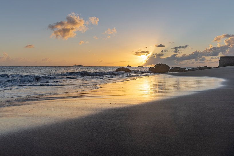 Zonsondergang  op het strand van Sint Eustatius van Marco Linssen