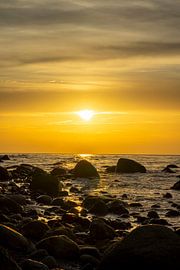 Panorama-Sonnenuntergang am Strand mit Felsen an der Ostsee, Insel Rügen in Deutschland Cap Arkona Wallpaper Design