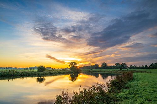 Vecht rivier tijdens zonsopkomst in de herfst in Overijssel