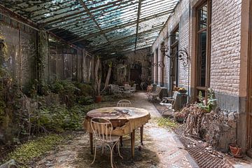 Verlassene Terrasse, die von der Natur erobert wird. von Het Onbekende