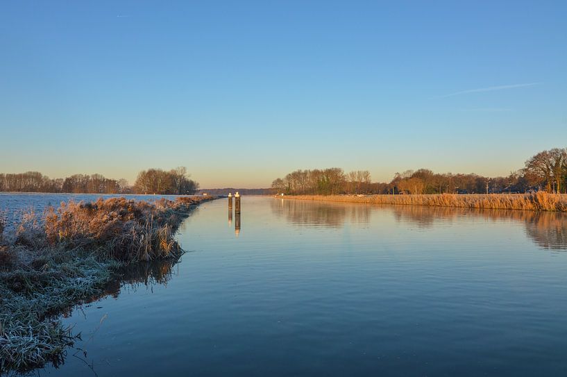 Wunderschöne Farben bei Sonnenaufgang über der Oude IJssel bei Laag Keppel von Patrick Verhoef