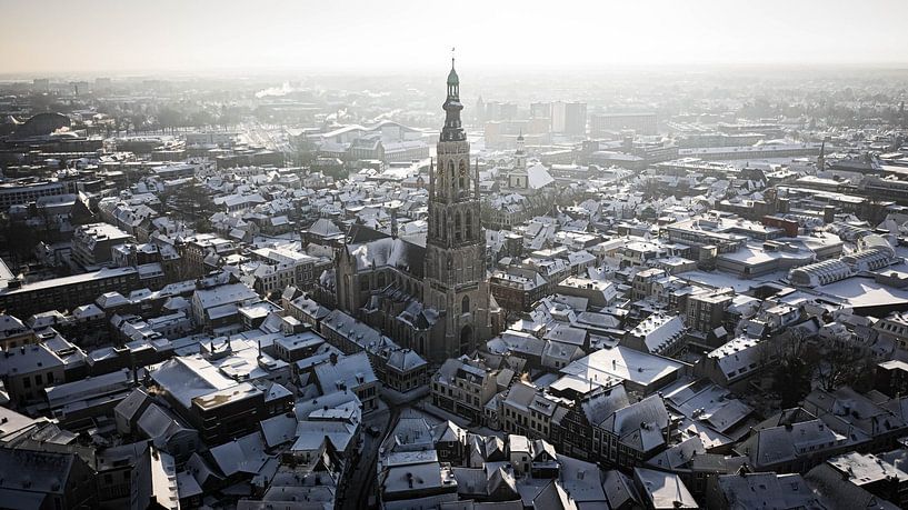 Besneeuwde grote kerk van Breda van Sebastiaan van der Ham