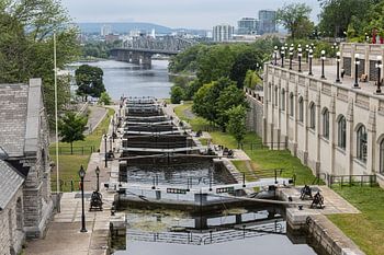 Acht sluizen in een kanaal