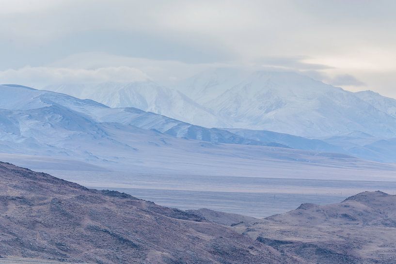 Winterliche Berglandschaft in der Mongolei | Bildende Kunst von Nanda Bussers
