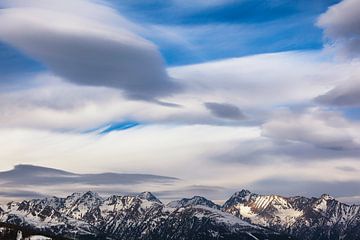 Uitzicht over besneeuwde Oostenrijkse Alpen van Evert Jan Luchies