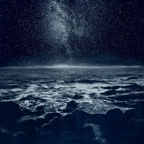 Waves illuminated by stars - the dreaming ocean by Dirk Wüstenhagen