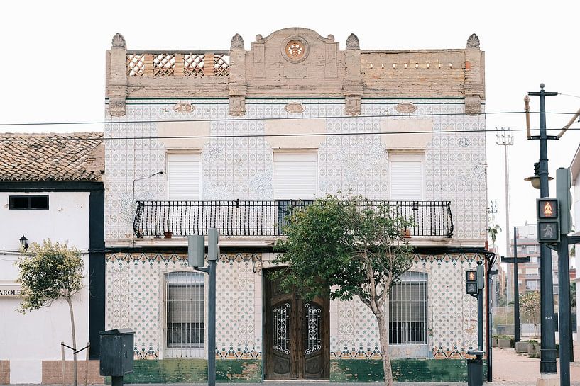 Authentic charm on the streets of Valencia // Spain // Travel and Street Photography by Diana van Neck Photography