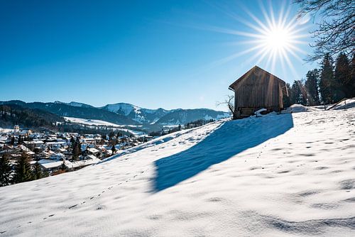 Zonnig uitzicht over Oberstaufen op een mooie winterdag
