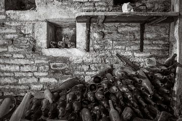 Wijnkelder in een verlaten chateau. van Patrick Löbler