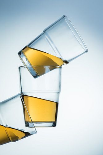 Schieflage, abstrakte ineinander verschachtelte Gläser