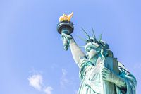 Vue rapprochée de la Statue de la Liberté sur un ciel bleu