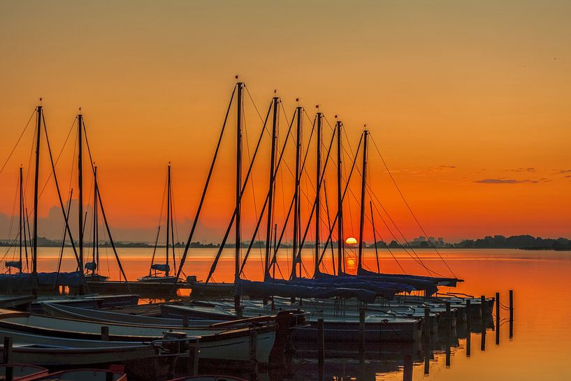 Zonsopkomst tussen de zeilboten Leekstermeer van R Smallenbroek