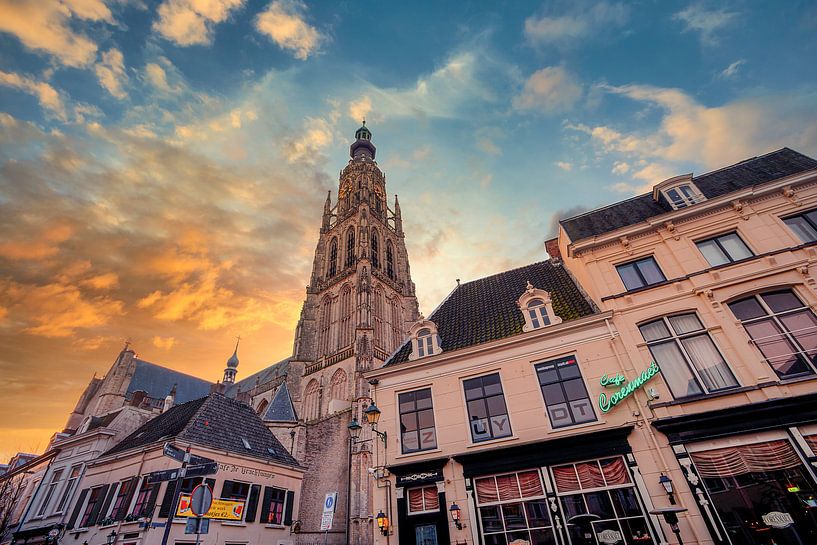 De toren van De Grote Kerk van Breda, tijdens een prachtige ochtend van Martijn