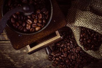 Grinding fresh coffee by Oliver Henze