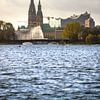 Uitzicht op de binnenalster en het centrum van Hamburg van Fotos by Jan Wehnert
