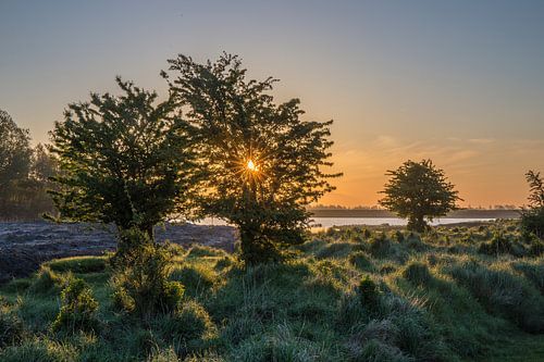 Zonsopkomst door de bom op Tholen