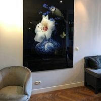 Klantfoto: "Royal Respect" Bloemstilleven met  Delfst blauwe kunst van Sander Van Laar, op aluminium