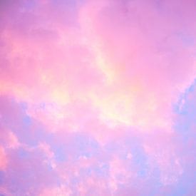 Gekleurde wolken zonsondergang  van Inge Maassen