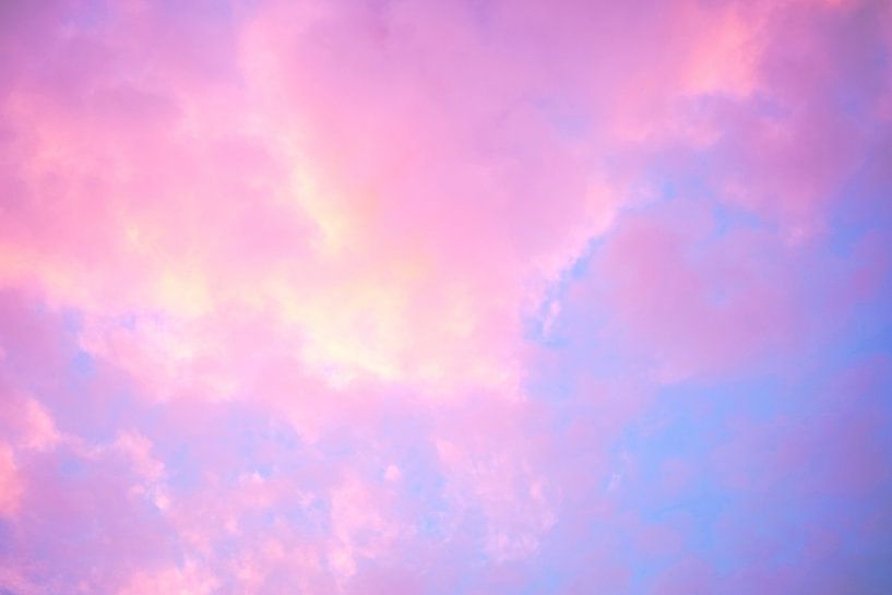 Gekleurde wolken zonsondergang  van Inge Maassen