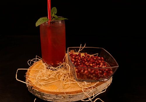 Granaatappel-cranberry-sinaasappel likeur cocktail.