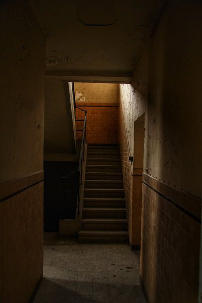 Een oude trap in een verlaten gebouw von Melvin Meijer