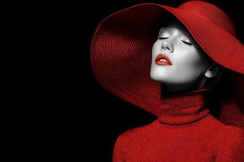 vrouw zwartwit met rode accenten