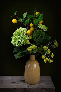 Stilleven geel boeket bloemen in vaas van Marjolein van Middelkoop