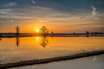 Gespiegelde zonsondergang in het wateroppervlak van de Ryptsjerker polder van Harrie Muis