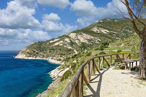 Kustlandschap op het eiland Elba bij Chiessi