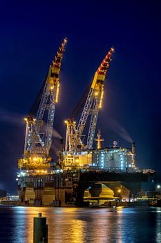 Saipem 7000 bei Nacht