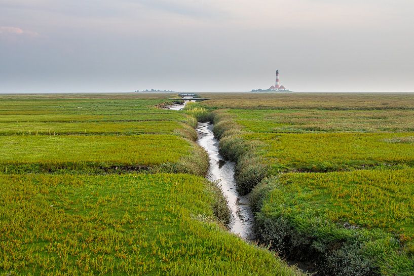 Priel met bruggen en vuurtoren Westerheversand op de achtergrond van Alexander Wolff